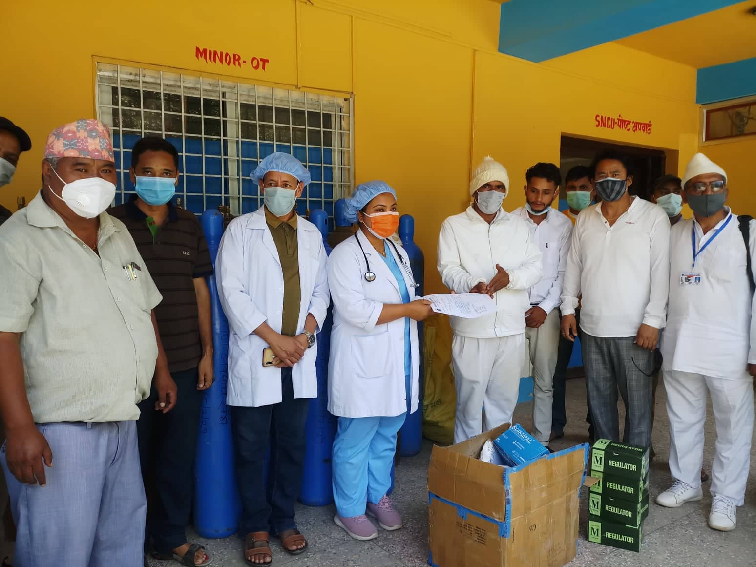 निर्माण व्यवसायी संघ दार्चुलाद्वारा स्वास्थ्य सामग्री  सहयोग