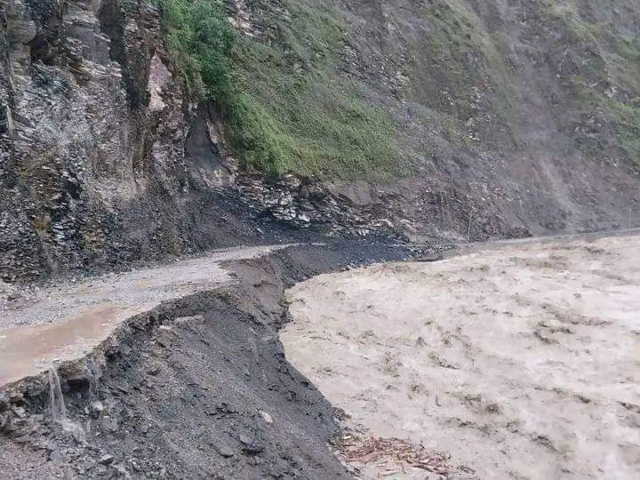 बाढीपहिरोले दार्चुलासहित सुदूरपश्चिमका ३ जिल्लामा मुख्य राजमार्ग अवरुद्ध
