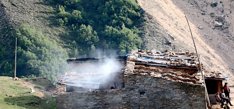 दार्चुलाको टिंकरस्थित छायालेक चौकीः चुहिने छानोभित्र बसेर सीमाको सुरक्षा गर्दै प्रहरी