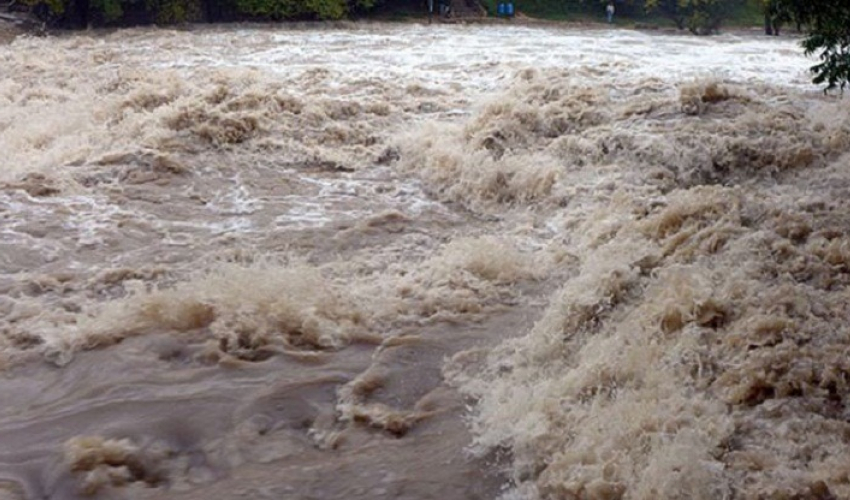 बाजुरामा खोलाले बगाउँदा एकजना बेपत्ता