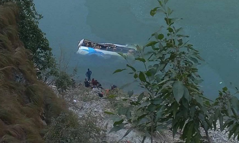 रामेछापको लिलौटीबाट बस तामाकोशी नदीमा खस्यो : ४ जनाको शव भेटियो