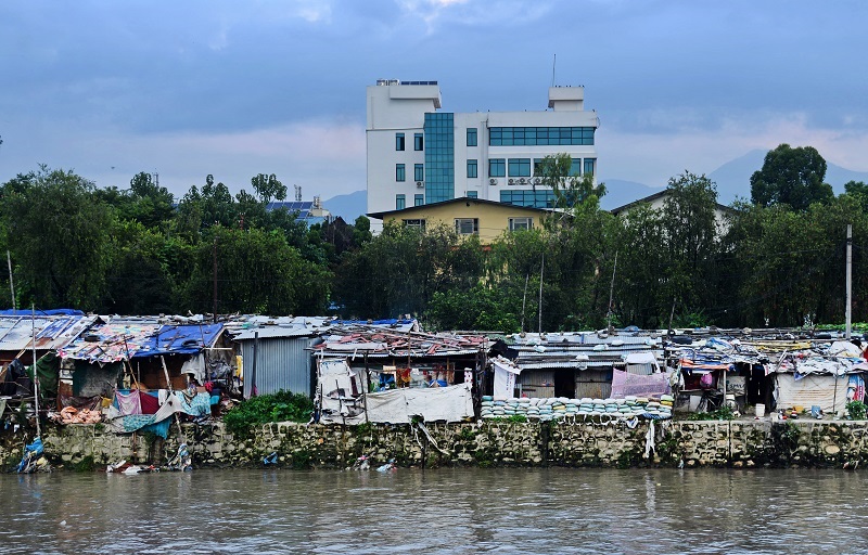 थापाथलीको सुकुम्बासी बस्ती खाली गर्न सुरक्षाकर्मीको माइकिङ