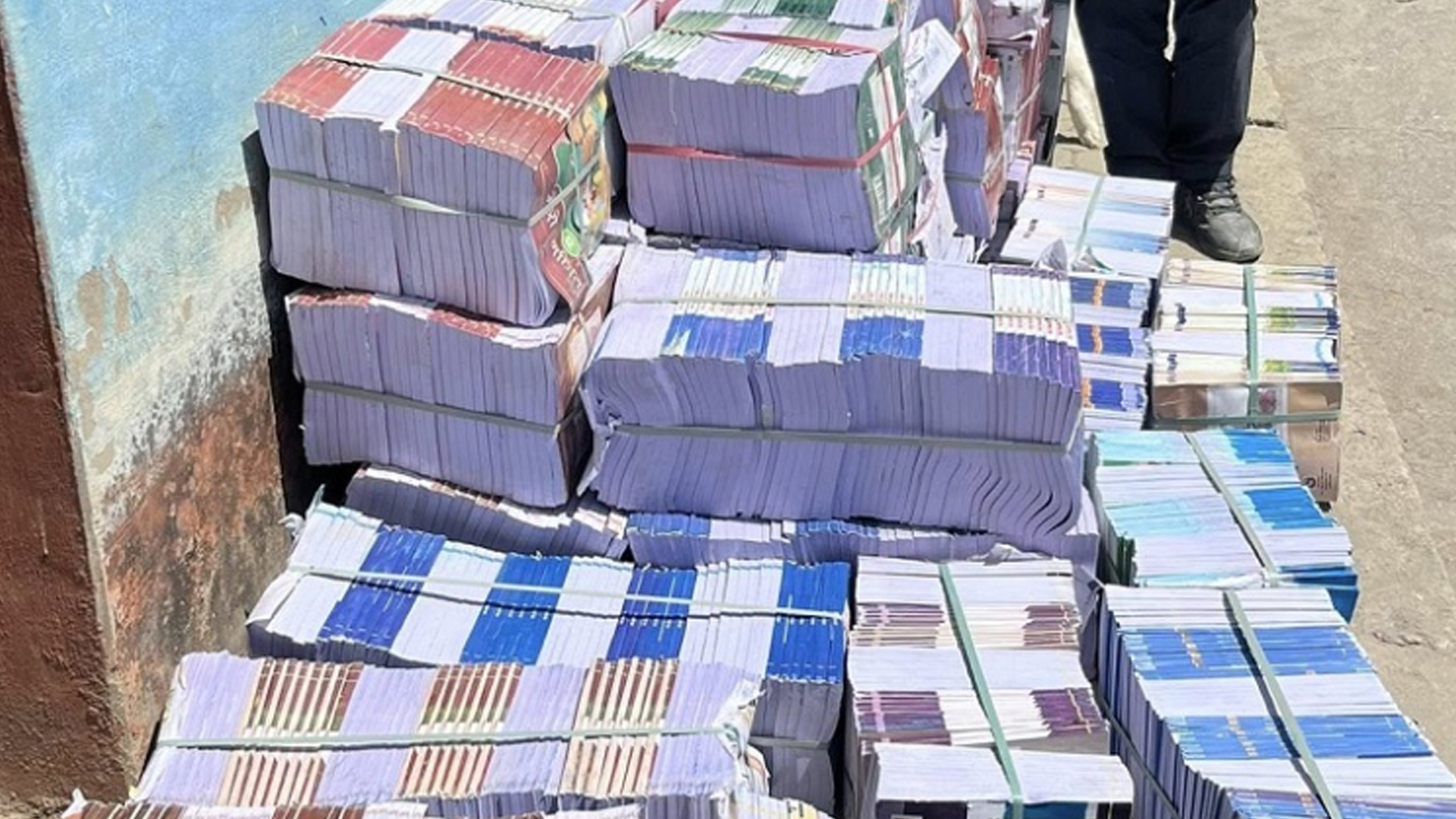 दार्चुला र बाजुरामा शैक्षिक सत्रअघि नै पाठ्यपुस्तक वितरण