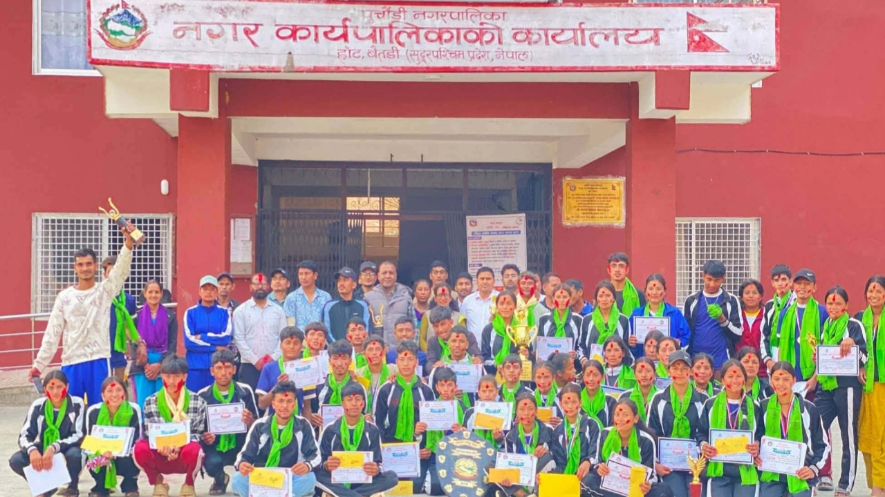 जिल्लास्तरीय रनिङ शिल्डमा उत्कृष्ट प्रदर्शन गर्ने खेलाडीलाई नगरपालिकाद्धारा सम्मान