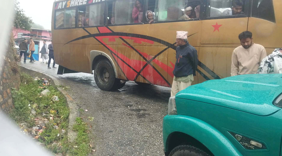 बैतडीमा मन्त्री भट्ट सवार गाडी र बस ठोक्किए