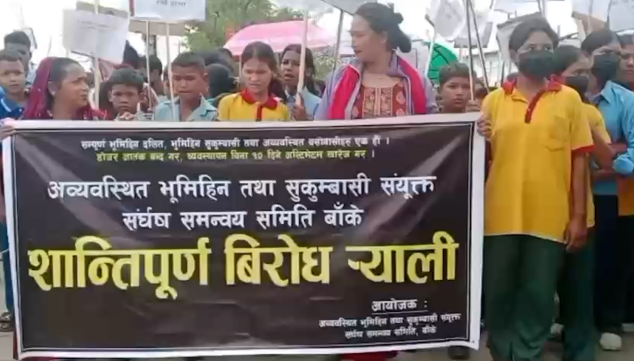 विद्यालय पोशाकसहित छोराछोरी लिएर सडकमा निस्किए सुकुम्बासी