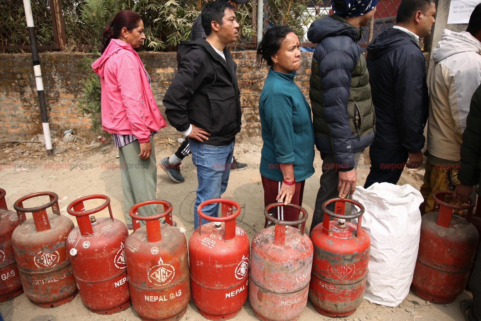 खाना पकाउने ग्यासको भाउ बढ्यो, पेट्रोल र डिजेलको भने घट्यो