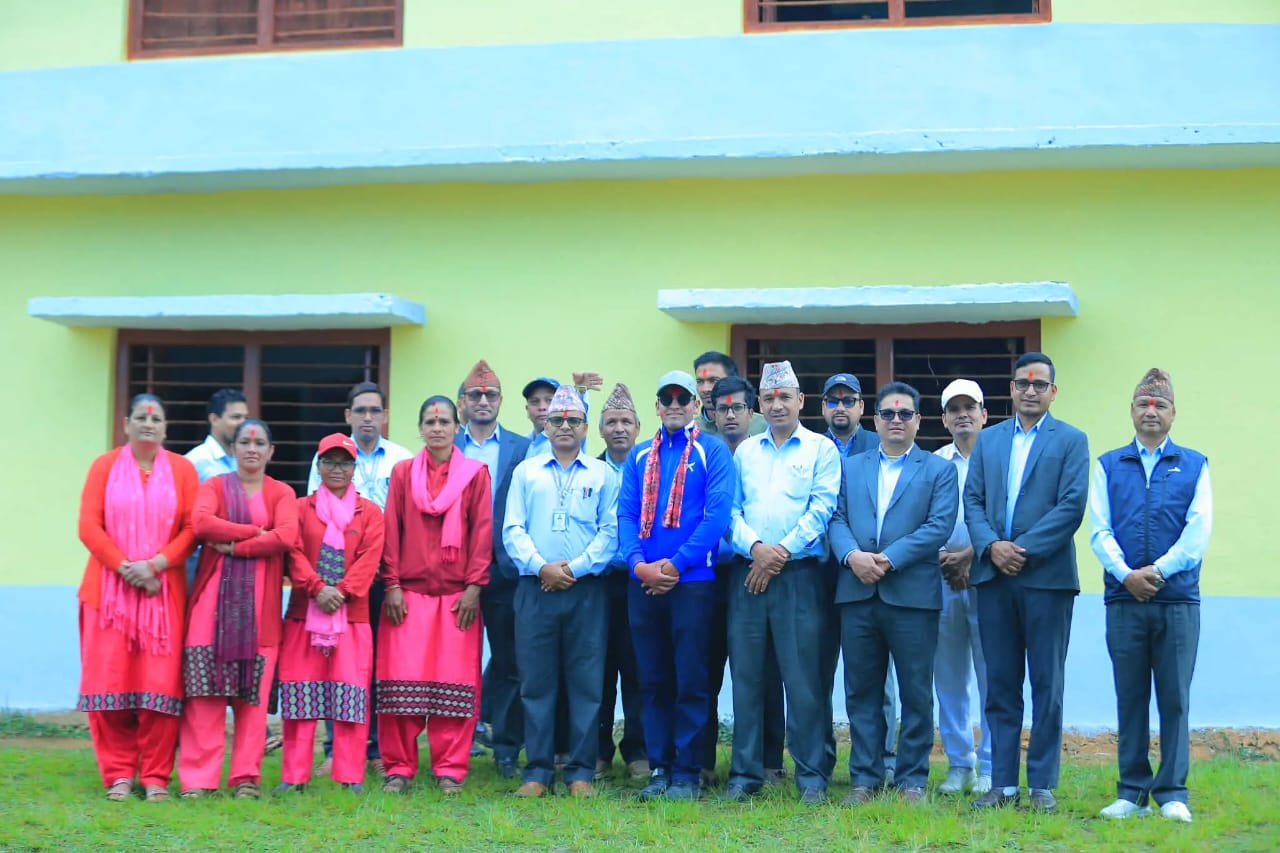 अम्मरराज जोशीद्वारा जन्मदिनको अवसरमा विद्यालयलाई खेलकुद तथा शैक्षिक सामग्री सहयोग