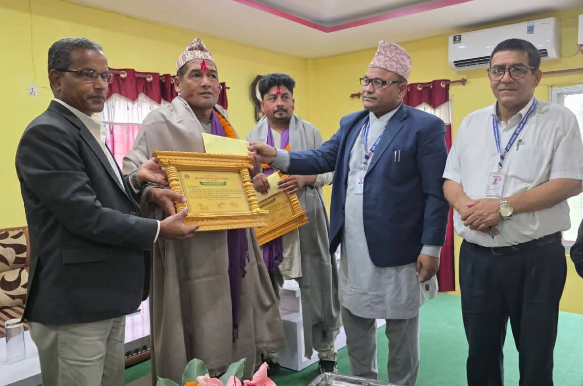 दार्चुलाका धनसिंह सितोली ‘भीमदत्त उत्कृष्ट कृषक’ पुरस्कारबाट पुरस्कृत
