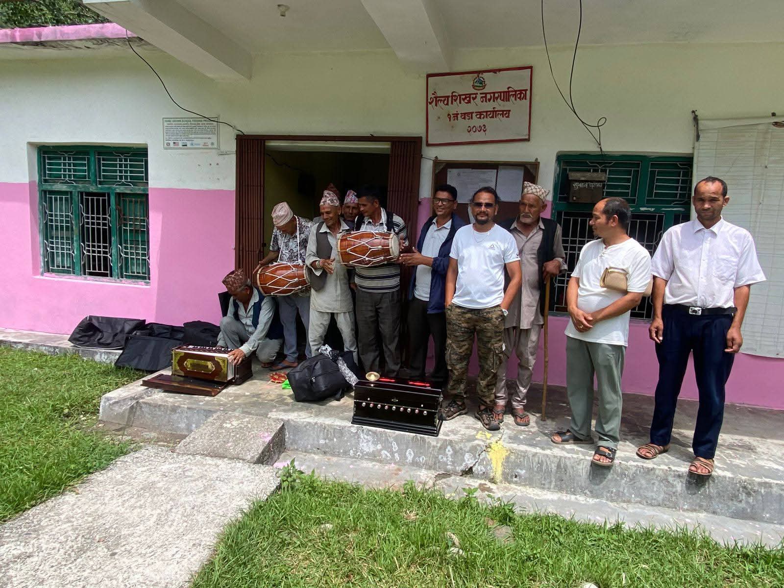 संस्कृति संरक्षणको लागि शैल्यशिखर–१ द्धारा धामी–झाँक्रीलाई वाद्यवादन सामग्री वितरण